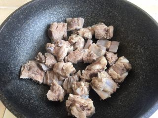 21、排骨豆角焖面,把沥水后的排骨倒入锅内翻炒