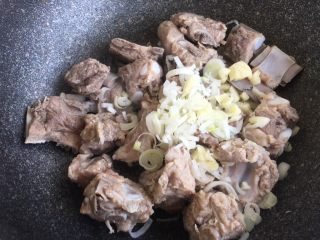 22、排骨豆角焖面,再放葱蒜翻炒 （先放葱蒜就容易糊了）