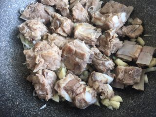 23、排骨豆角焖面,翻炒至焦黄即可