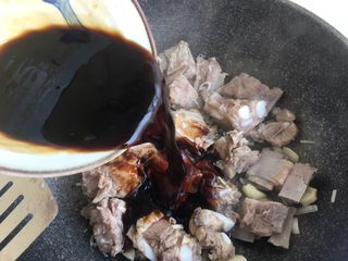24、排骨豆角焖面,倒入调好的汁