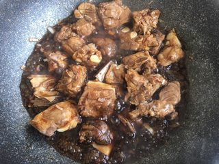 25、排骨豆角焖面,翻炒均匀