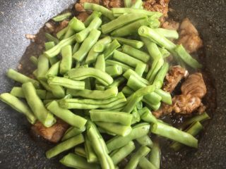 26、排骨豆角焖面,放豆角翻炒均匀