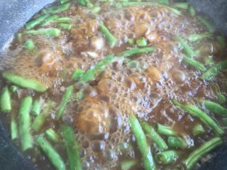 30、排骨豆角焖面,盖锅盖大火烧开后炖5分钟