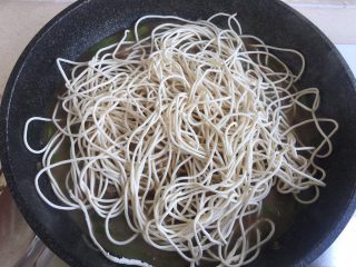 31、排骨豆角焖面,把面条均匀的铺在锅内