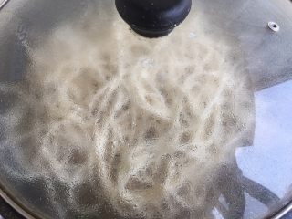 32、排骨豆角焖面,盖上盖子中小火20分钟左右