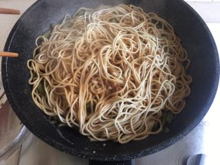 33、排骨豆角焖面,开盖后用筷子铲子搅拌均匀 关火
