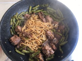34、排骨豆角焖面,如果还有水没事 会收汁 但是别干锅就行