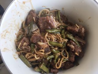 36、排骨豆角焖面,盛入盆内 因为没有那么大碗。把锅端上桌也不合适。哈哈