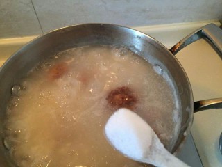 4、生菜肉丸粥,加入一小勺盐。调味。