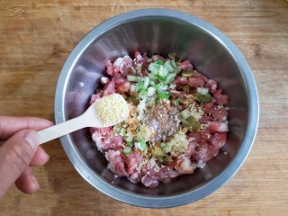 4、抱蛋馄饨——每天叫你的不是梦想，是早餐！,加入适量的盐，鸡精，味极鲜酱油，十三香粉，香油。