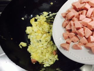 5、炒饭秀＋蒜香时蔬藜麦饭,再倒入切好的火腿肠丁！
