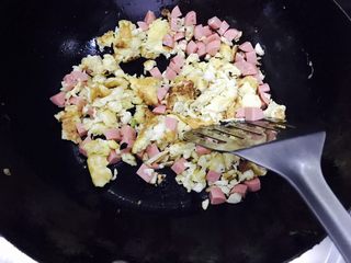 6、炒饭秀＋蒜香时蔬藜麦饭,翻炒均匀！