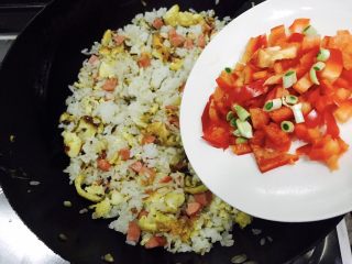 8、炒饭秀＋蒜香时蔬藜麦饭,再接着倒入彩椒丁！