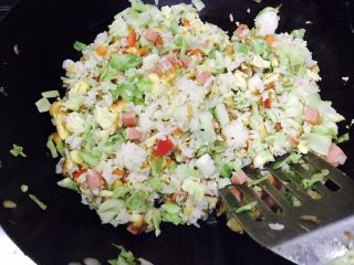 11、炒饭秀＋蒜香时蔬藜麦饭,把圆白菜翻炒均匀！