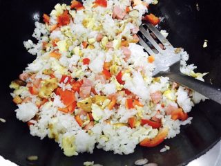 9、炒饭秀＋蒜香时蔬藜麦饭,慢慢的翻炒均匀！