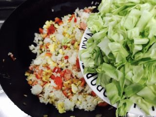 10、炒饭秀＋蒜香时蔬藜麦饭,接着再放入提前切好的圆白菜沫！