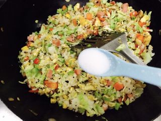 14、炒饭秀＋蒜香时蔬藜麦饭,最后放入2克的食盐！翻炒均匀！