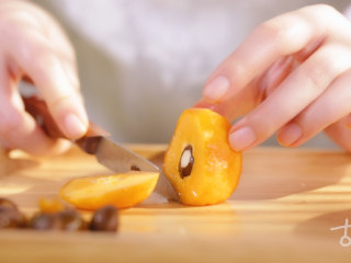 1、【枇杷仙露】小仙女的解暑必备饮品（快手菜）,枇杷洗净后撕去皮，剖开后去籽待用，银耳和干百合泡发；