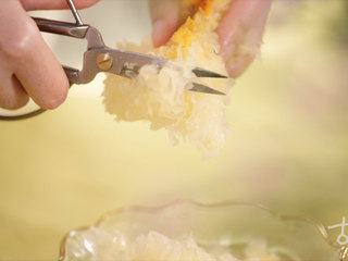 2、【枇杷仙露】小仙女的解暑必备饮品（快手菜）,将银耳剪成小朵；