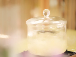 3、【枇杷仙露】小仙女的解暑必备饮品（快手菜）,百合和银耳入锅小火炖煮，可加适量冰糖调味；