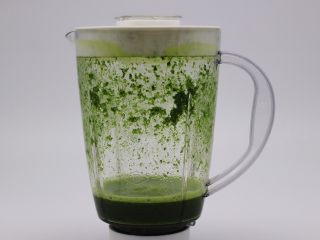 1、翡翠白玉生煎包,首先把菠菜叶洗净后放到料理机里，加入2克盐和适量水，把菠菜榨汁后过滤出来备用。