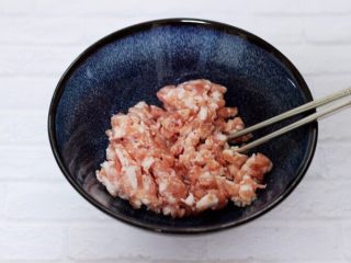 6、翡翠白玉生煎包,把猪肉馅放到一个大一点的容器里。