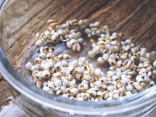 1、滋阴抗老 紫薯银耳粥,薏米洗净