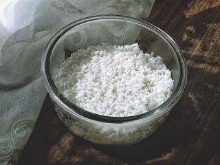 3、滋阴抗老 紫薯银耳粥,大米洗净