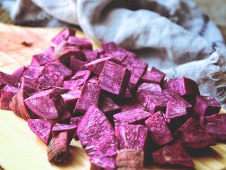 6、滋阴抗老 紫薯银耳粥,切成块备用