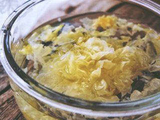 7、滋阴抗老 紫薯银耳粥,银耳泡入水中半小时