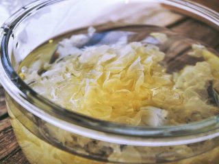 8、滋阴抗老 紫薯银耳粥,去掉黄色的蒂