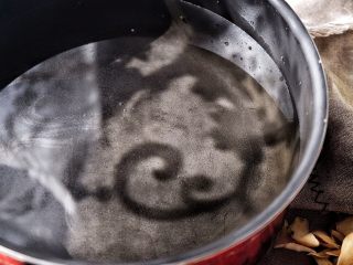 10、滋阴抗老 紫薯银耳粥,锅内倒入半锅水