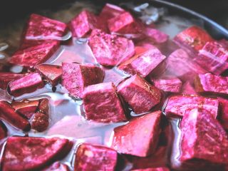 14、滋阴抗老 紫薯银耳粥,放入紫薯块