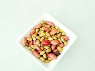 1、清爽豆浆凉面,寖泡或夜的花生，黄豆。