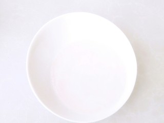 2、清爽豆浆凉面,豆浆机打成豆浆，放凉备用。