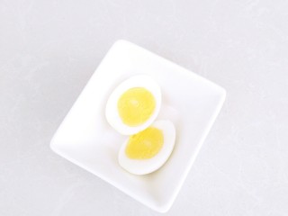 7、清爽豆浆凉面,鸡蛋煮熟对半切开。