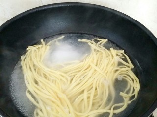 8、清爽豆浆凉面,锅中烧开水，放入面条，盐3克煮2分钟，熟透。