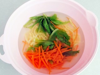 10、清爽豆浆凉面,食材放入凉开水中，也可以放入冰箱冷藏变凉。