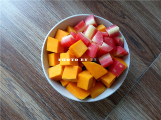 2、南瓜燕麦浓汤,南瓜、胡萝卜切块；