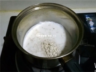 6、南瓜燕麦浓汤,牛奶温热后，倒入燕麦煮1分钟，关火，浸泡1-2分钟；