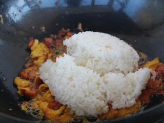 13、鸡蛋火腿辣椒酱炒饭,加入米饭