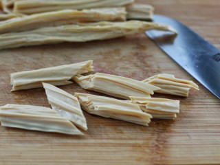 2、黄瓜腐竹拌木耳,腐竹提前泡发后切斜段