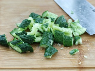 3、黄瓜腐竹拌木耳,黄瓜洗净拍扁,然后切小段