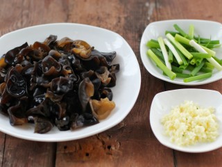 4、黄瓜腐竹拌木耳,木耳泡发后撕成小片,小葱切段、大蒜剁成蒜末备用