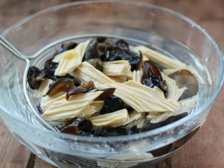 7、黄瓜腐竹拌木耳,捞出过凉水后挤干水分