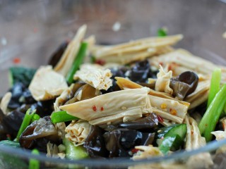 16、黄瓜腐竹拌木耳,带一次性手套拌匀后装盘即可