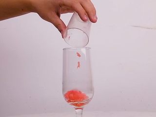 2、超满足的西柚果咖，喝一口幸福感爆棚,杯中倒入西柚果肉