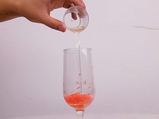 4、超满足的西柚果咖，喝一口幸福感爆棚,倒入竹蔗冰糖糖浆