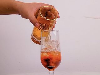 7、超满足的西柚果咖，喝一口幸福感爆棚,沿冰块倒入茉莉绿茶茶汤