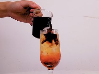 8、超满足的西柚果咖，喝一口幸福感爆棚,沿冰块倒入咖啡液